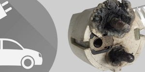 Varför bör du undvika att ladda din elbil i ett vanligt uttag hemma?